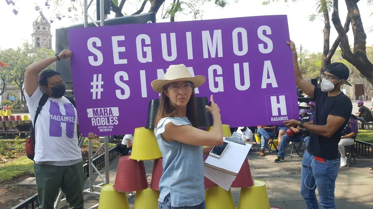 Protesta Mara Robles seguimos sin agua frente al Congreso del Estado